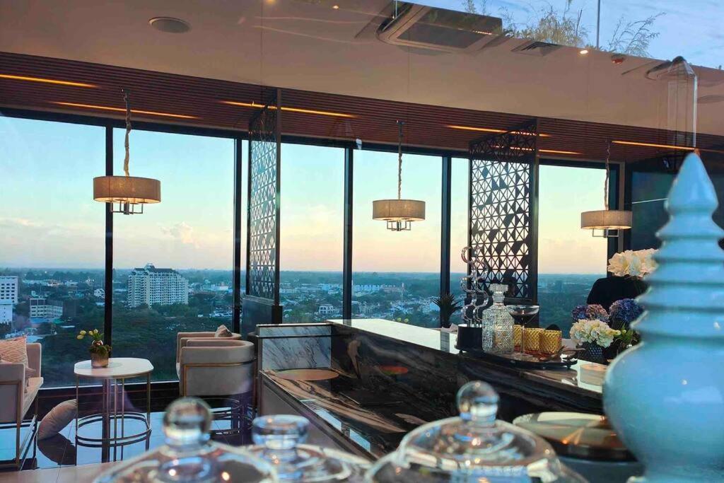 New & Cozy 2 Bedroom @ The Astra Sky River 치앙마이 외부 사진