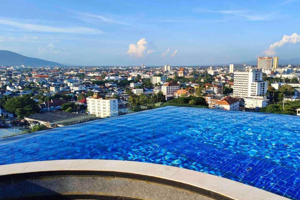 New & Cozy 2 Bedroom @ The Astra Sky River 치앙마이 외부 사진