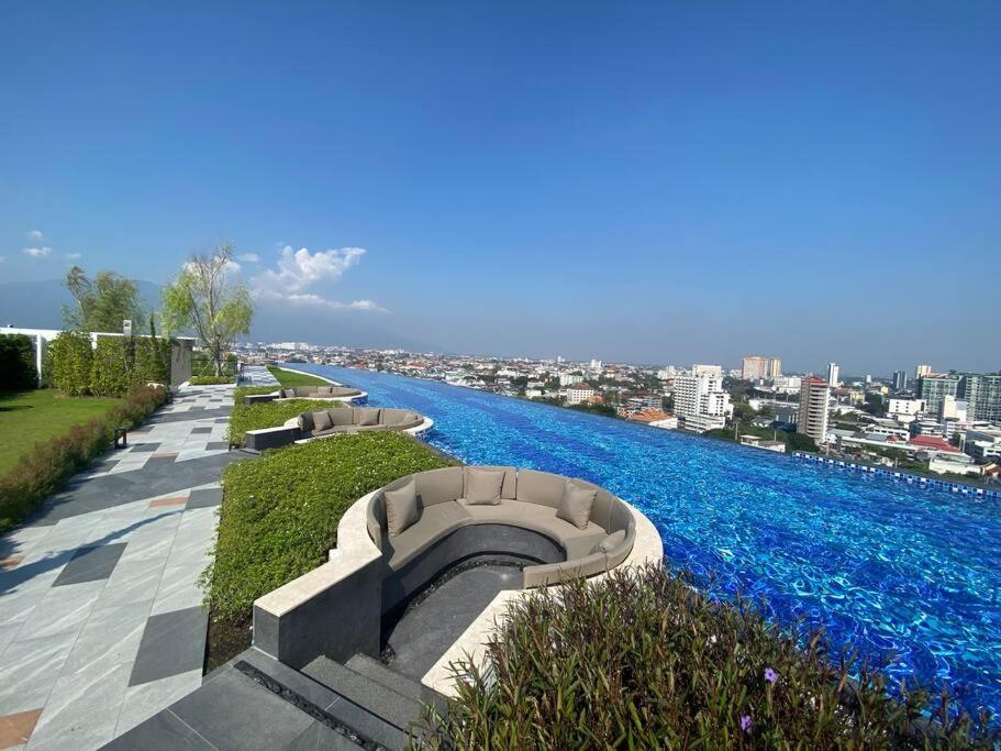 New & Cozy 2 Bedroom @ The Astra Sky River 치앙마이 외부 사진